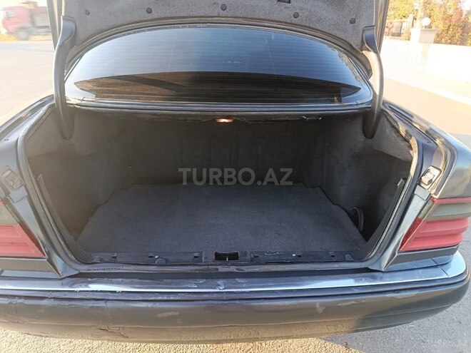 Mercedes E 220-11