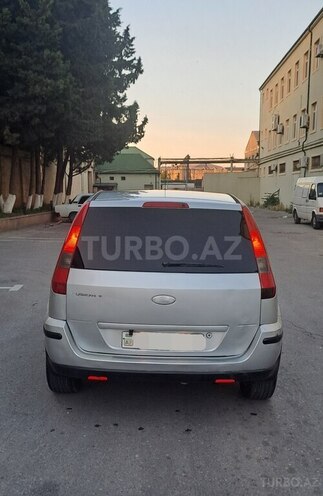 Ford Fusion-4