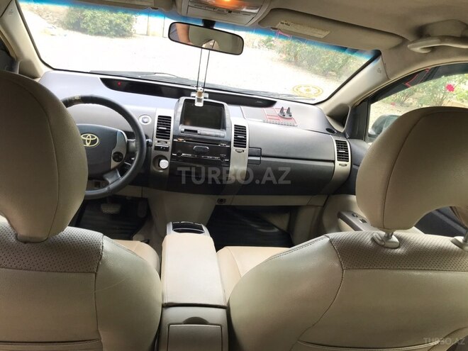 Toyota Prius-12