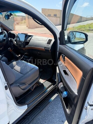 Toyota Hilux-11