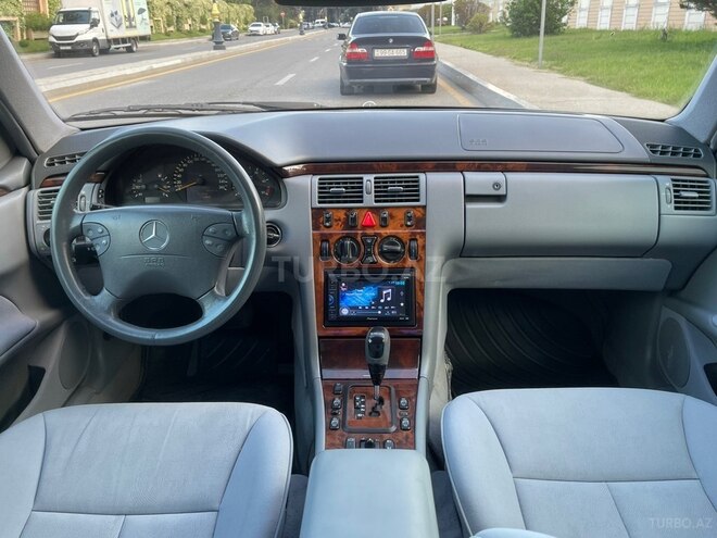 Mercedes E 270-8
