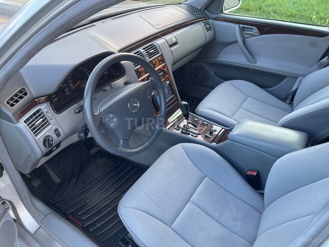 Mercedes E 270-11