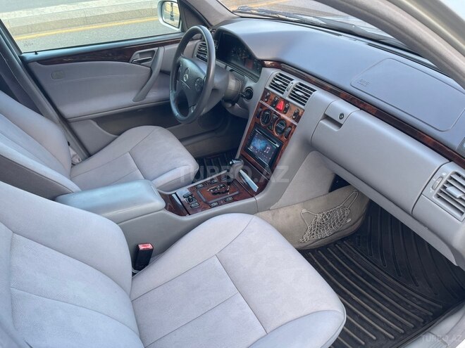 Mercedes E 270-9