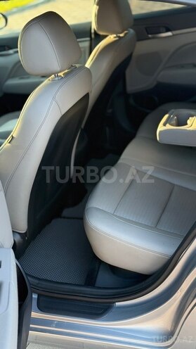 Hyundai Elantra-11
