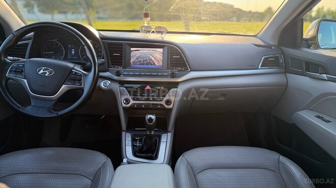 Hyundai Elantra-12