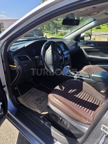 Hyundai Sonata-12
