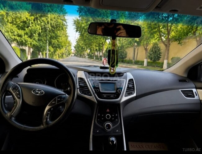 Hyundai Elantra-4