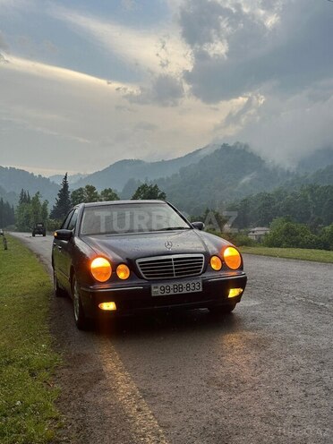 Mercedes E 270-1