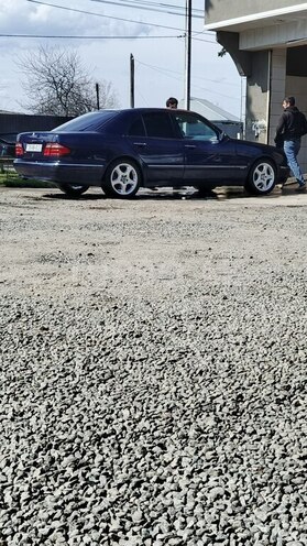 Mercedes E 270-11
