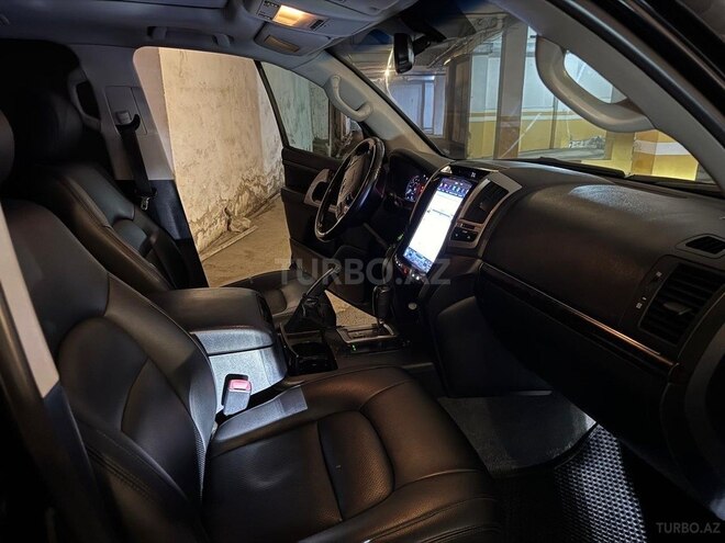 Toyota Land Cruiser-9