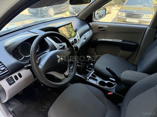 Mitsubishi L200-10