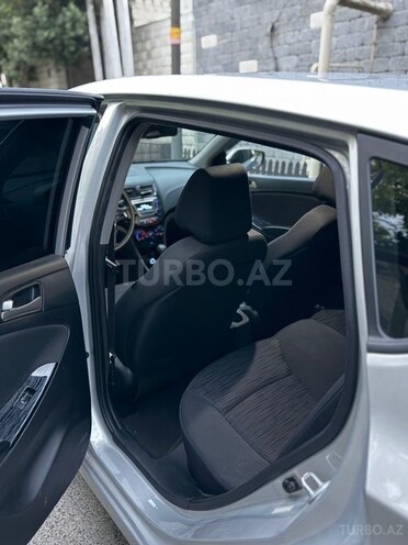 Hyundai Accent-10