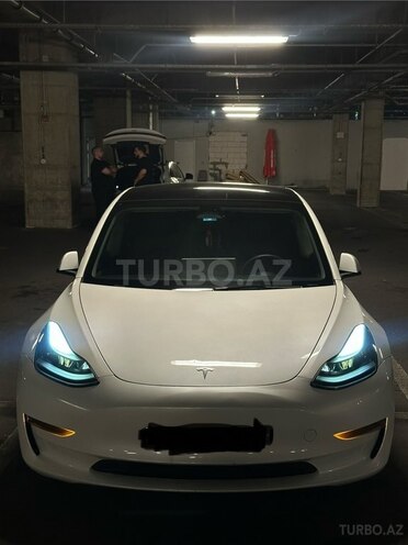 Tesla Model 3-1