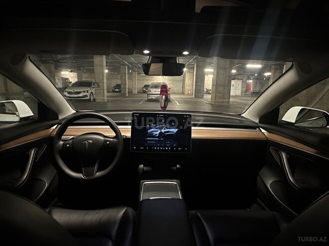 Tesla Model 3-10