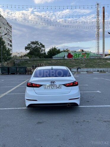 Hyundai Elantra-8