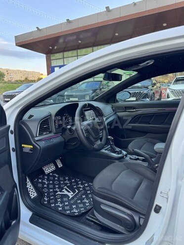 Hyundai Elantra-12