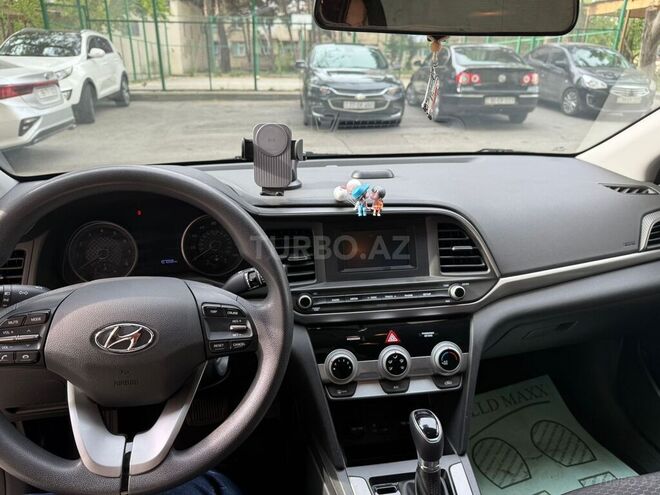 Hyundai Elantra-11