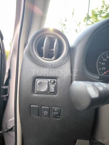 Nissan March-11