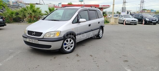 Opel Zafira-8