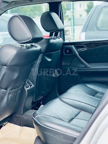 Mercedes E 320-11
