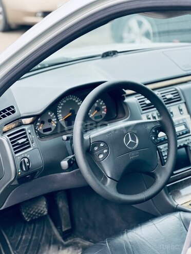 Mercedes E 320-9