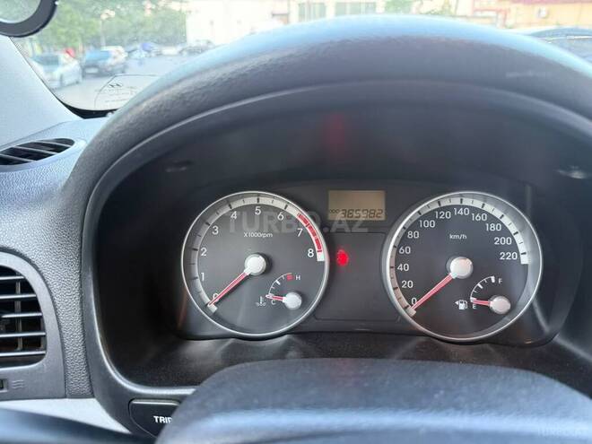 Hyundai Accent-11