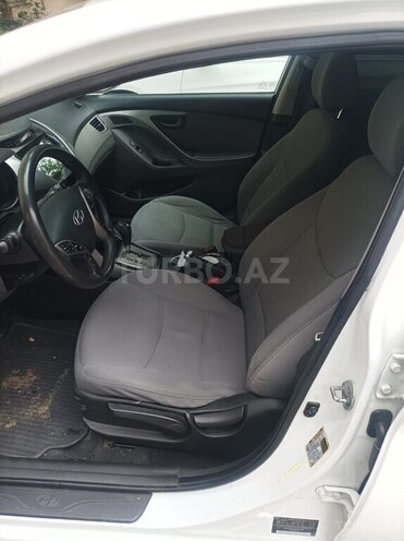 Hyundai Elantra-13