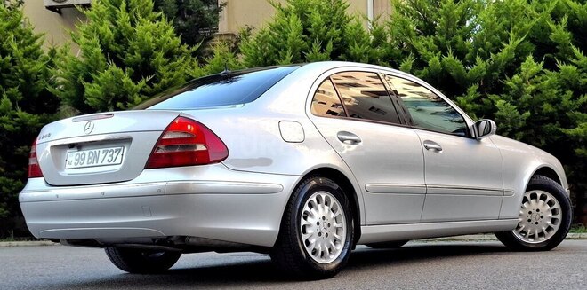 Mercedes E 240-11