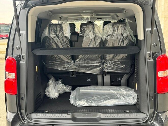 Peugeot Traveller-4