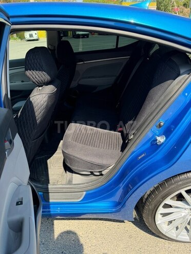 Hyundai Elantra-13