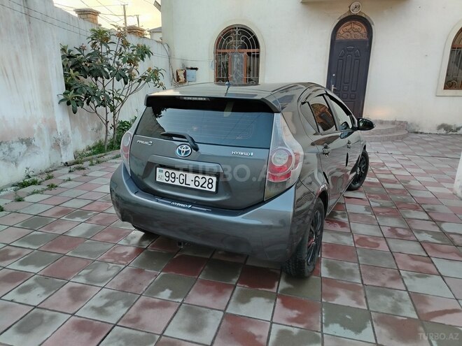Toyota Prius C-12