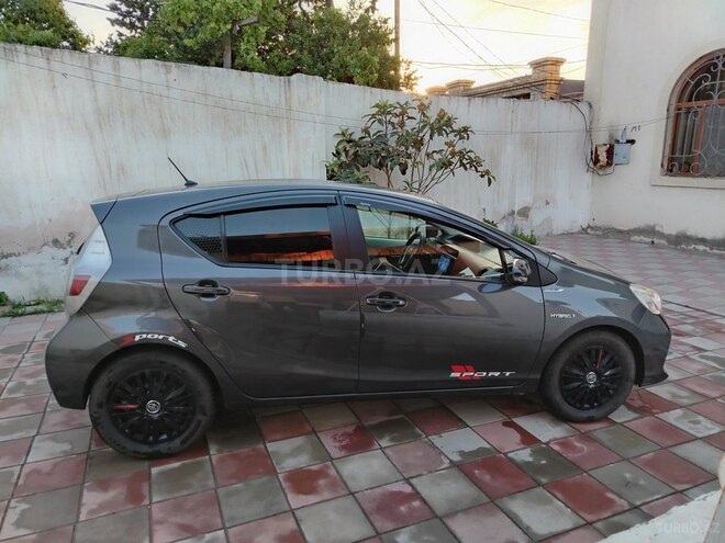 Toyota Prius C-8
