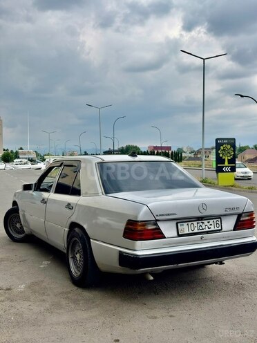 Mercedes 250 D-6