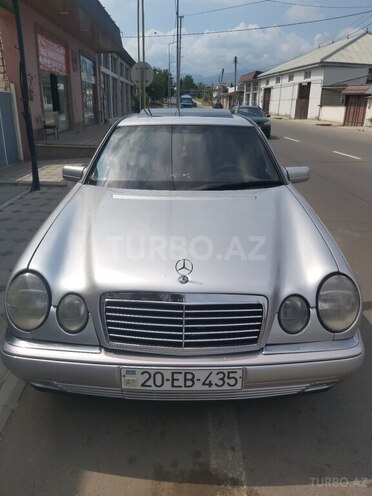 Mercedes E 200-1