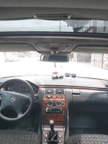 Mercedes E 200-3