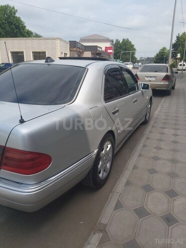 Mercedes E 200-10
