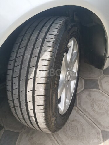 Mercedes E 200-11