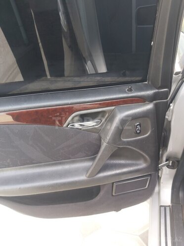 Mercedes E 200-13