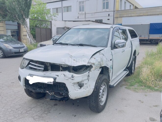 Mitsubishi L200-2