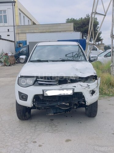 Mitsubishi L200-1