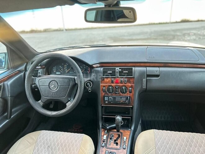 Mercedes E 220-2