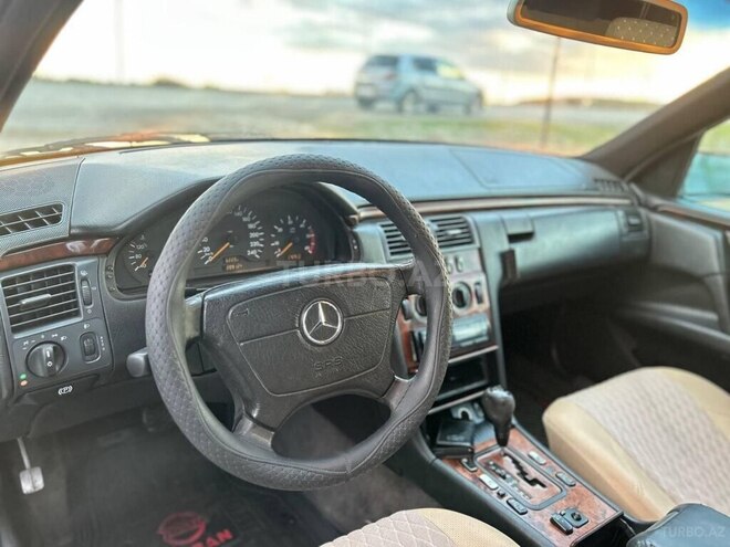 Mercedes E 220-11