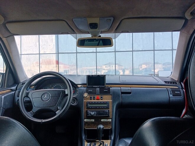 Mercedes E 280-11