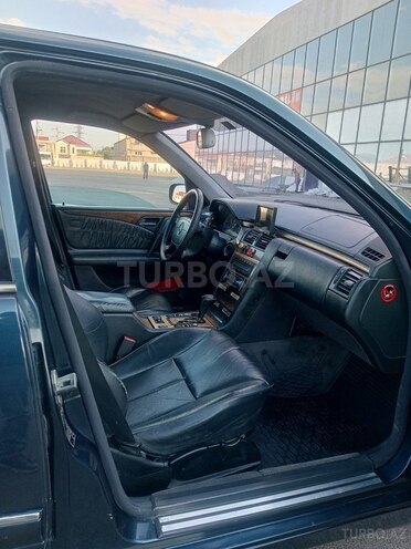 Mercedes E 280-9
