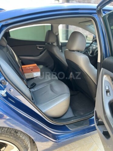 Hyundai Elantra-11