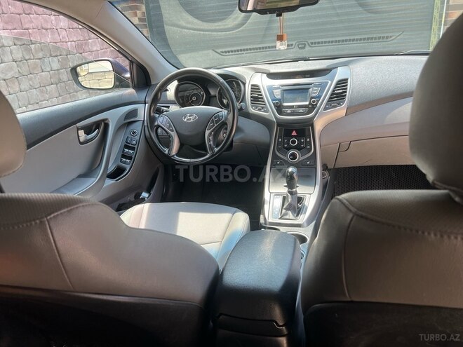 Hyundai Elantra-12