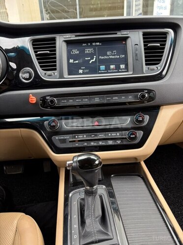 Kia Carnival-12