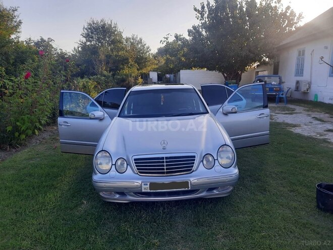 Mercedes E 240-1
