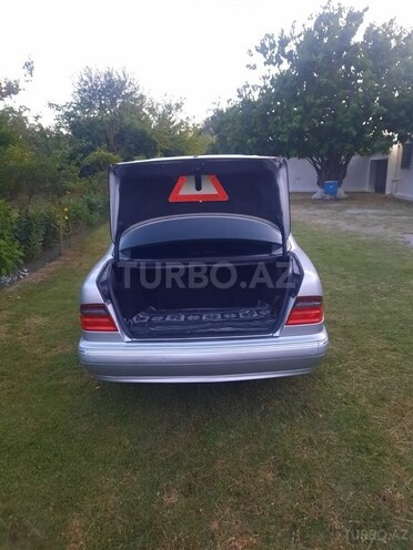 Mercedes E 240-4