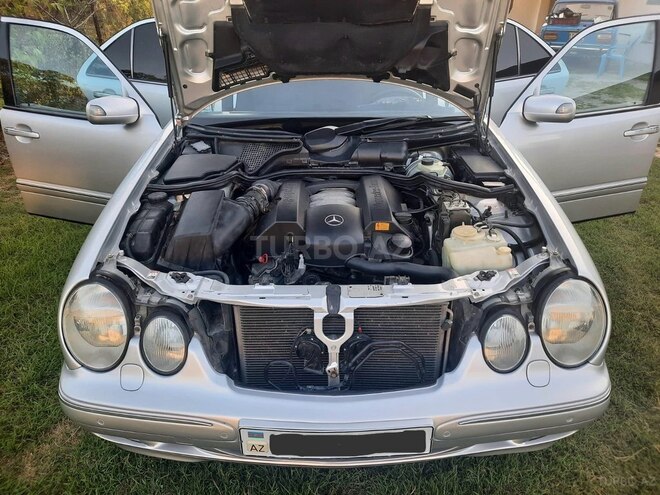 Mercedes E 240-11